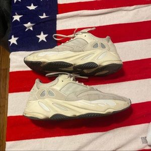 Yeezy 700 “analog”